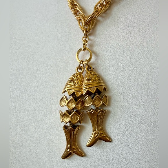 Vintage Goldtone Articulated Double Fish Pendant Necklace 90’s Art Deco Style - Picture 3 of 14